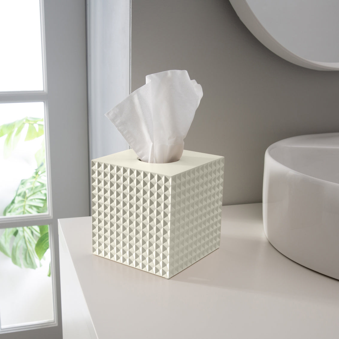 BRAEMAR TISSUE BOX RESIN IVORYu