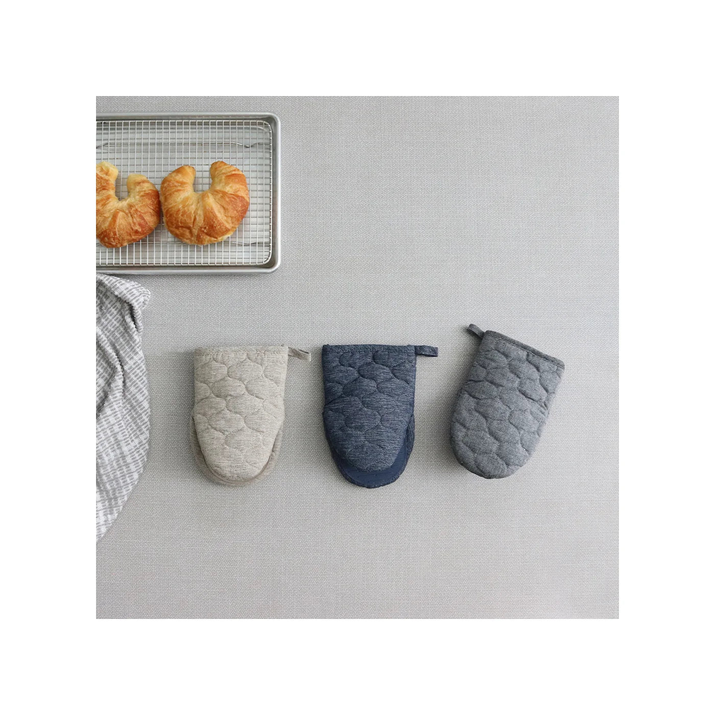 Heathered Textured Quilted Mini Mitt Pair With Silicone Grey