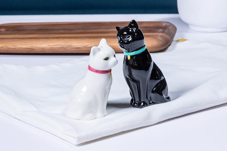 Cuddling Cat Salt & Pepper