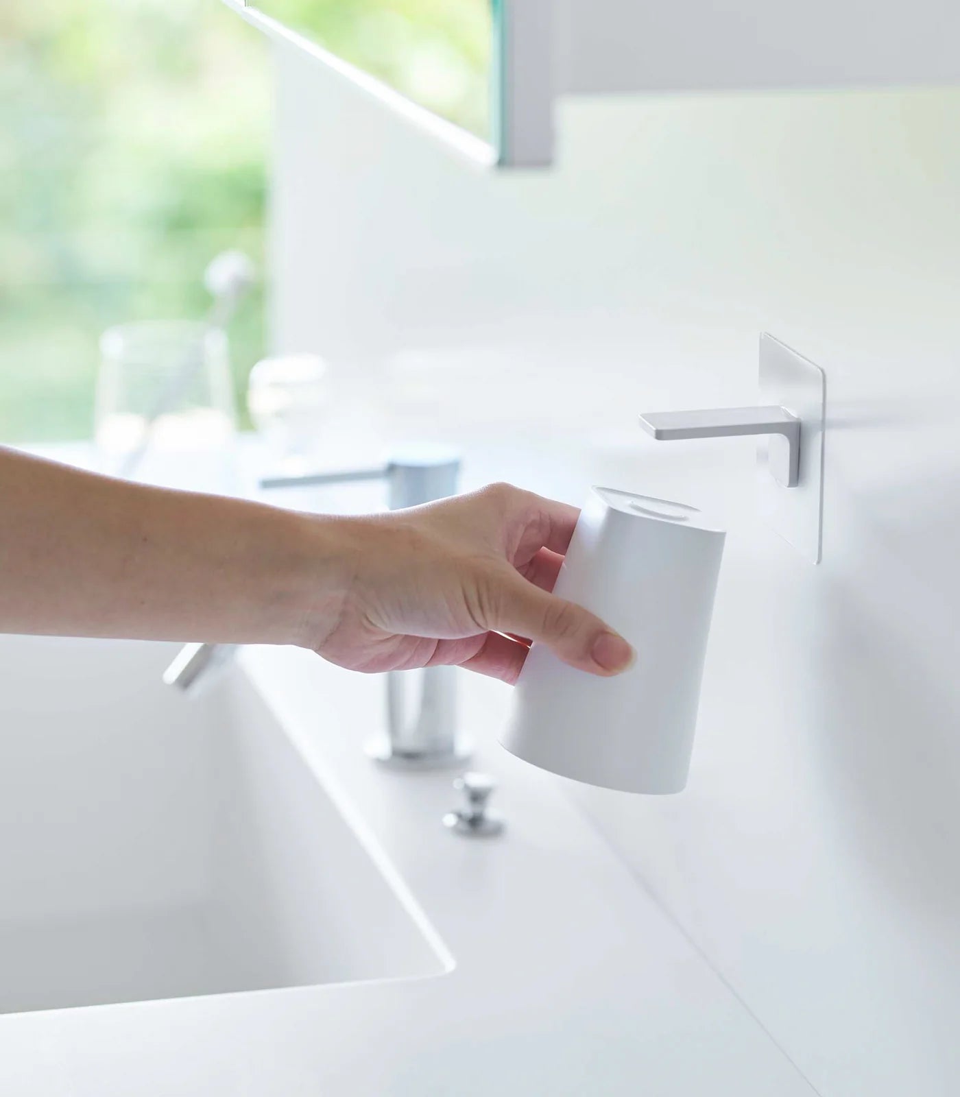 Traceless Adhesive Magnetic Cup white
